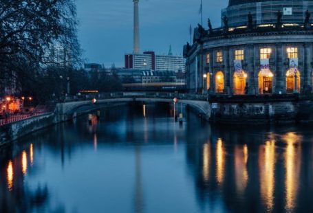 Mobile-first - The berlin skyline is reflected in the water